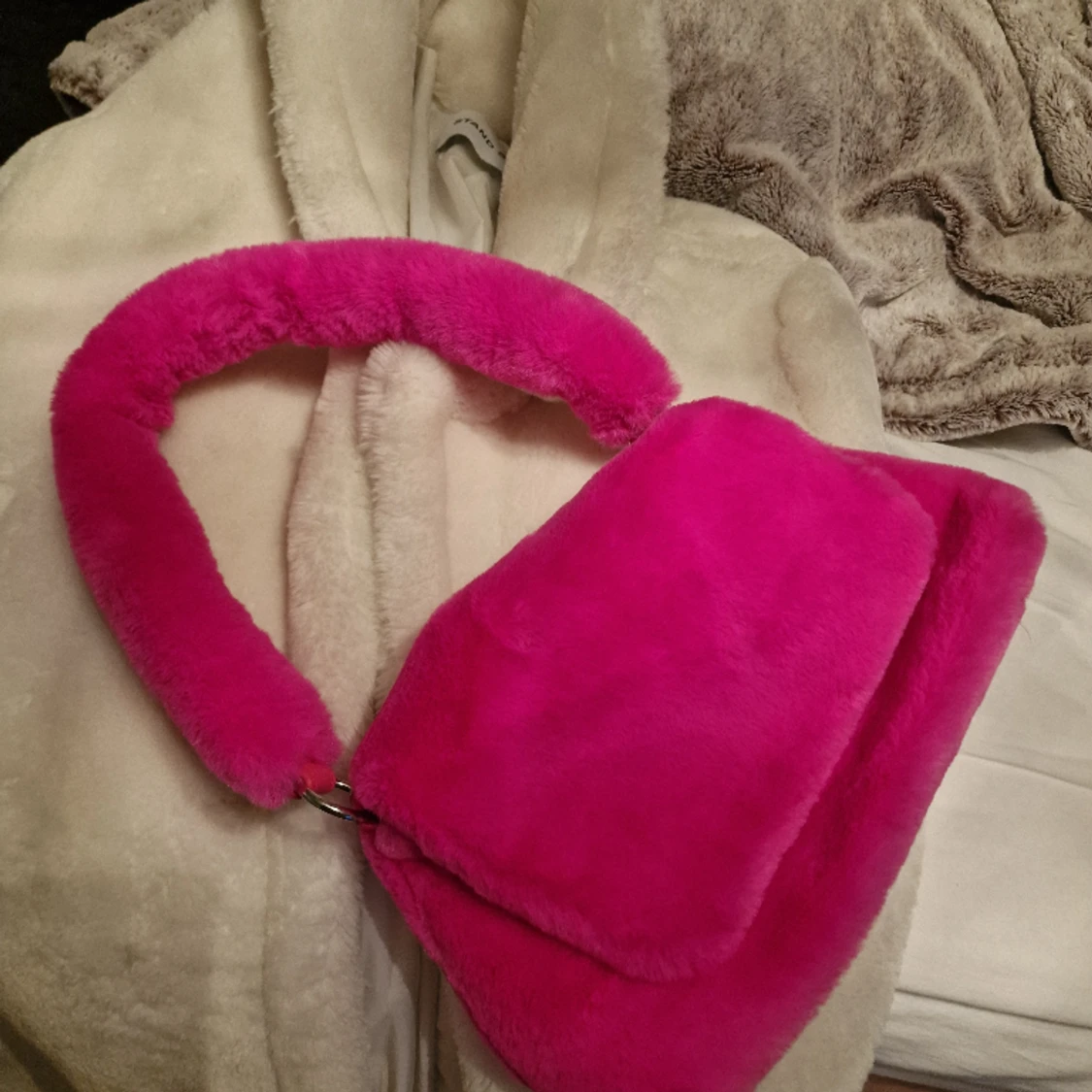 Fluffig rosa väska - 90