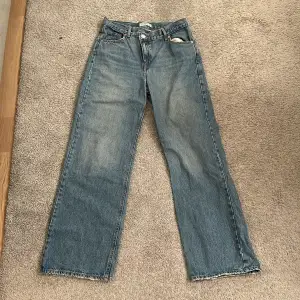 Midwaist jeans från pull&bear. Inte använda så mycket och säljer på grund av att de ej passar längre.