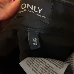 Lågmidjade jeans svarta  - Nytt nyttt skick , 32 i jeans (xs) , förlåten för mig, svarta jeans , bootcut