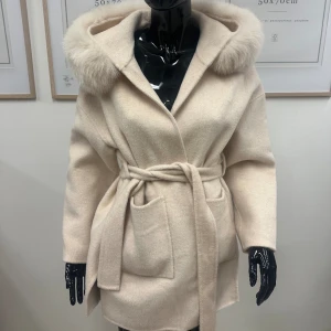 Alicia coat off-white - Kappa med äkta avtagbar päls. Helt ny och oanvänd  Ord pris 2199kr 