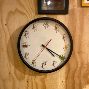 Klocka  - Guld klocka. Rullar o kör.