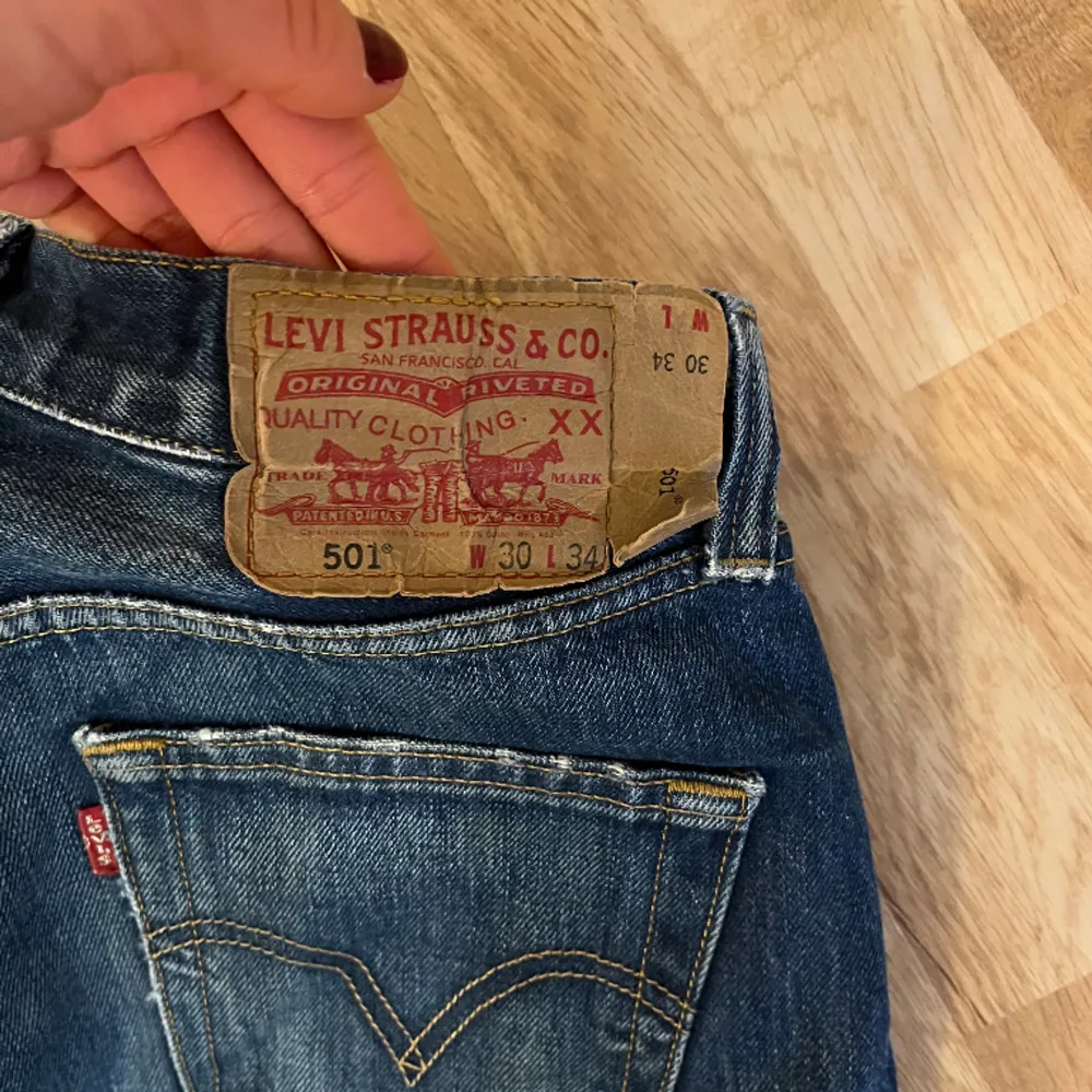Vintage Levis 501 jeans i bra skick. Raka i modellen. Knappar som gylf.  30/34. Jeans & Byxor.