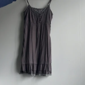 Klänning  - En klänning i storlek 40, använda två gånger från märket cream. Köpt för 399 kr