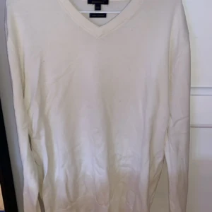 Batistini Tröja - Säljer denna Batistini tröja för använder den inte längre. Cond är 9/10 inga fläkar elr något sånt. Str är XXL men den är hanska liten i storleken så passa äv XL. Hör gärna av er vid frågor✨