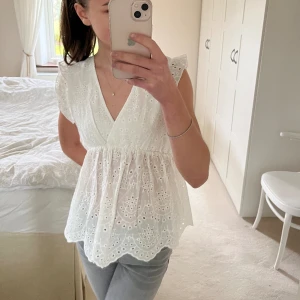 Sommar blus - Super gullig blus från Shein  Oanvänd i bra skick men lite genomskinlig 