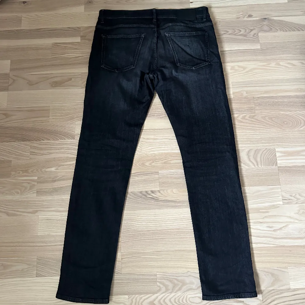 Hugo Boss jeans ”Finest Italian fabric strech”. Storlek : W34 L34. Väldigt fint skick. Svartgråa i färgen. Jeans & Byxor.
