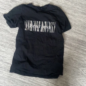 Svart med text tröja  - Storlek XS  Svarg tröja med text 