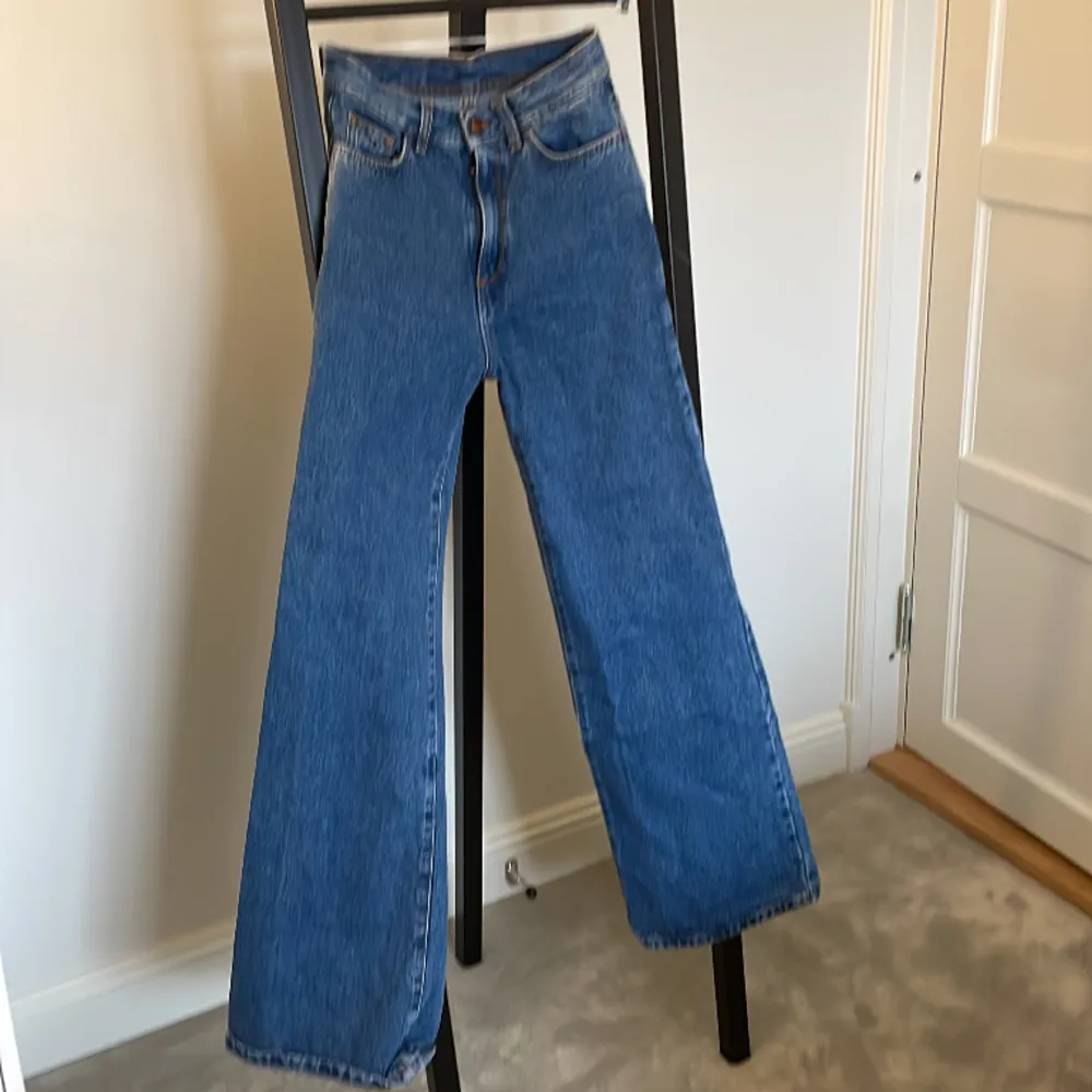 Otroligt snygga rodebjer jeans använda en gång så det är i otroligt fint skick. Använder dom inte då dem inte riktigt är min stil 💕. Jeans & Byxor.