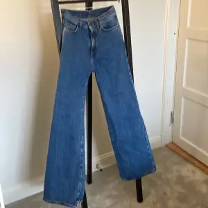 Otroligt snygga rodebjer jeans använda en gång så det är i otroligt fint skick. Använder dom inte då dem inte riktigt är min stil 💕