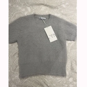 Zara tröja - En helt ny zara tröja med lapp kvar och som bara är testad, skriv om ni vill ha fler bilder. Nypris 259kr🌸 mitt pris: 220 Den sista bilden är samma tröja men bara en annan färg.💞💞