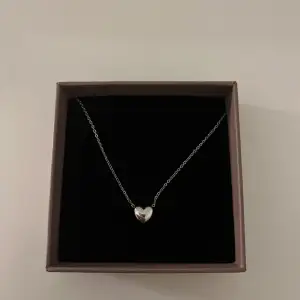 Säljer ett super gulligt hjärt-halsband från Edblad💓 knappt använd så som ny💞