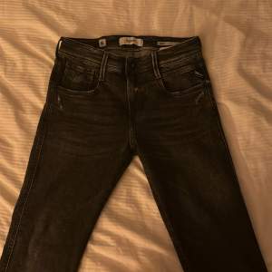 Svarta Replay jeans i ny skick. (Storlek 30/32) säljer dessa jeans för att jag tycker de sitter lite för tight. 