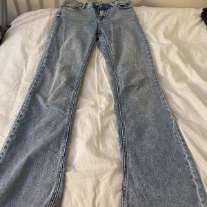 Ljus blåa jeans mid-waist  Använda få gånger  Säljer på grund av att det är lite för korta för min smak är 166cm 