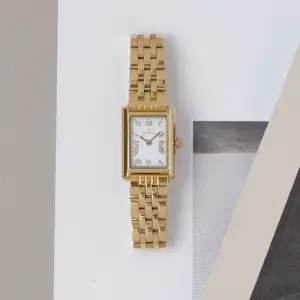 Intresse koll på min mockberg klocka, klockan heter ”Timeless Grand Gold” Nypris: 1699kr 💘💘Köptes i januari detta året så den är som ny💘Pris diskuteras! Tryck ej på ”köp nu”
