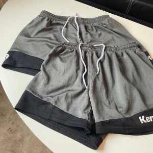 Kempa shorts💞 - Säljer dessa två tränings shortsen då de ej passar längre💞 De är i färg grå och svart i stolek M/38💞 ett par shorts 60 och för båda 100💞 