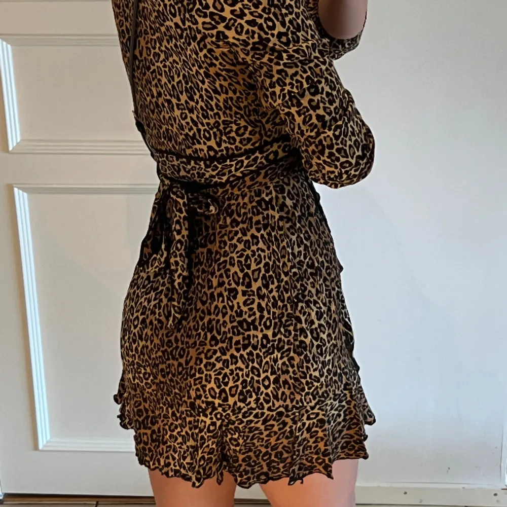 Så gullig omlott leopard klänning som endast kommit till användning en gång, nyskick. Skriv vid intresse eller frågor. . Klänningar.