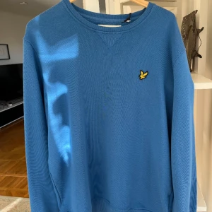 Lyle and scout crew neck  - Säljer denna crew neck eftersom den är för stor den är xl men passar L. Den är helt ny aldrig använd och original pris är 600 mitt pris 300