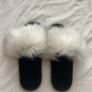 Tofflor - Nästan aldrig använda, från shein köptes för 200kr, stl 39-40 men passar nt mig som har 39, skulle passa någon med 37-38