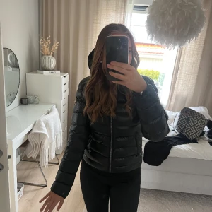 Colmar jacka  - Säljer min nya colmar jacka. Köptes för 4 månader sen från hemsidan Miinto, storlek 42 (S) för 4274kr. Har använts max 10 gånger då den var alldeles för kall under vintern. Perfekt vår jacka! Orderbekräftelse med namn, datum och pris finns att se.Bud