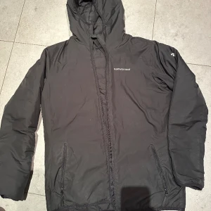 Peak performance vårjacka - Riktigt najs jacka som TYVÄRR var lite för kort i armarna för mig så måste sälja den vidare. Superskick och kvalitet som en liten L pris kan diskuteras vid snabb affär 