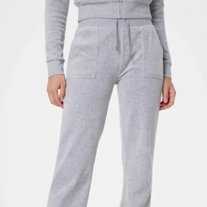 Juicy, ljusgrå - Bra skick, inte nyskick men inga tecken på användning heller. Hade kunnat tänka mig att byta till ett par i storlek XS också. Kan skicka fler bilder på mina egna! 🩷