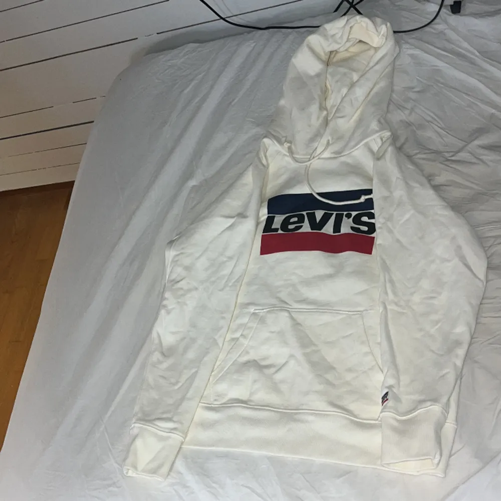 Säljer en vit Levis hoodie som endast har används inomhus. Säljer den då jag inte använder den.  Den har inga hål och är ny😊. Hoodies.