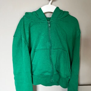 Kort grön zip hoodie💚 - Säljer denna munkjacka från hm i storlek xxs 💚 det har försvunnit lite färg från dragkedjan men det ser man typ inte💚