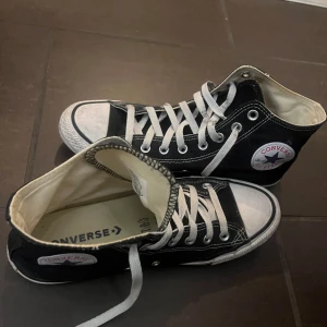 Converse storlek 42 - Endast använda fåtal gånger, så de är i mycket bra skick! Storlek 42