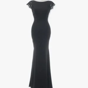 Svart balklänning med spetsärmar  - Säljer denna superfina balklänning med spetsärmar. Köpt secondhand i fint skick för 1000, nypris 1200kr. Jag har använt den vid ett tillfälle! Den passar mig fint som är en S. Hör av dig vid frågor!