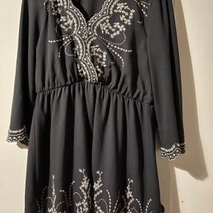 Blå klänning - I gått skick, använd fåtal gånger, stl 42/44, köparen står för frakt 