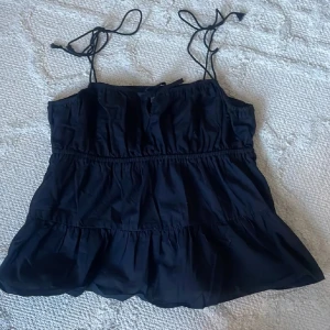 Svart gullig topp - Svart gullig topp från h&m. Stl 36. Skriv för fler frågor eller intresse 