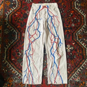 handmålade byxor - ljusrosa byxor med blodådror i rött och blått. handmålads av mig med textilfärg så de går att tvätta!