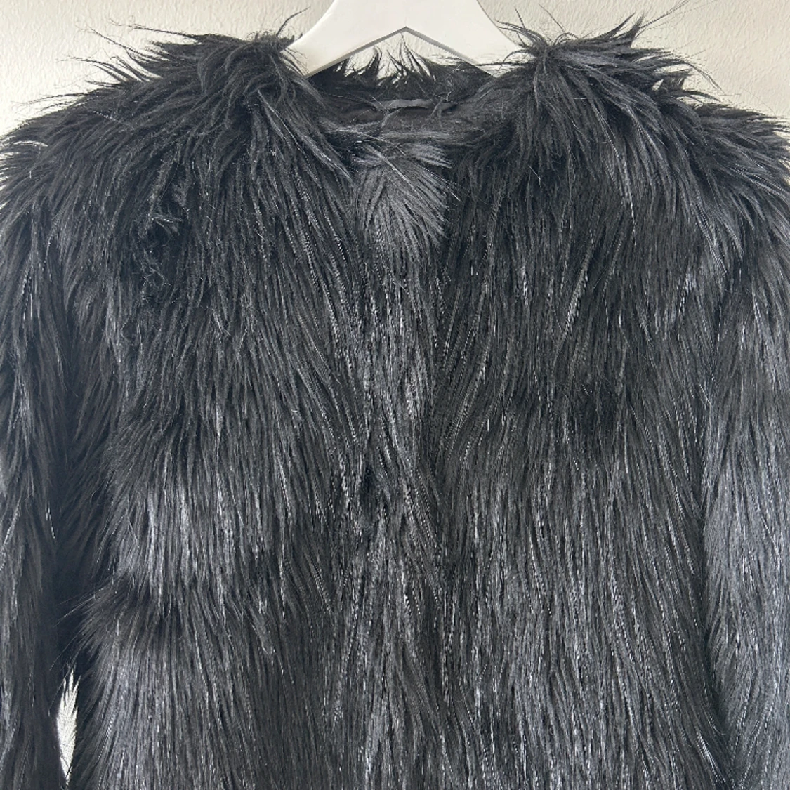 Svart fuskpälsjacka från &other stories - 90