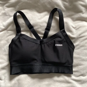 Sport bh - Vaderad sport bh från stronger som jag köpte här på plick! Har använts fåtal gånger så väldigt bra skick!💕💕 ställbar i axelbanden och i ryggen!