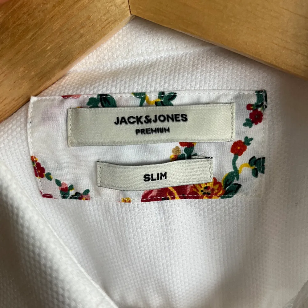 Vit skjorta från jack & jones premium, säljs pga blivit för liten. Använd fåtal ggr så väldigt fint skick. ⚡️Kom dm vid frågor!  Pris kan diskuteras.. Skjortor.