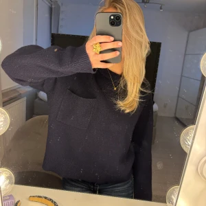 Stickad tröja  - Marinblå stickad tröja med en ficka på ena bröstet 🌺