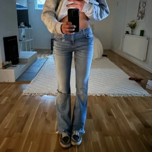Jeans - Jeans köpta här på plick, säljer pga att de inte kommer till npgon användning