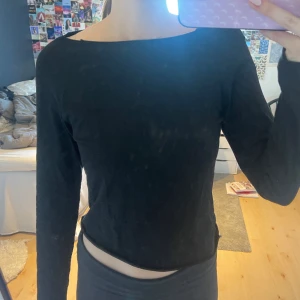 Långärmad  - Basic men fin långärmad tröja med lite boat neck. Aldrig använd