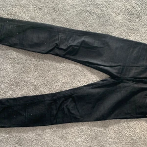 Nudie Jeans High Kai - Mycket sparsamt använda Nudie Jeans High Kai jeans. Sitter riktigt tajt.  Tvättade ett fåtal ggr.  Små slitningar efter användning. Inga skador. Sitter nog bäst på nån som vanligtvis har 31-32 i midja.