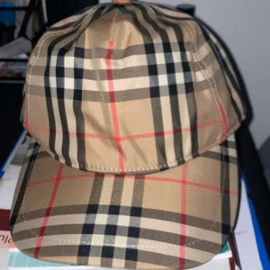 Burberry keps - Hej,säljer min burberry keps.Kepsen är inte använd då ja fick den i födelsedagspresent och den inte passar mig,så ja säljer den.Bara seriösa köpare!