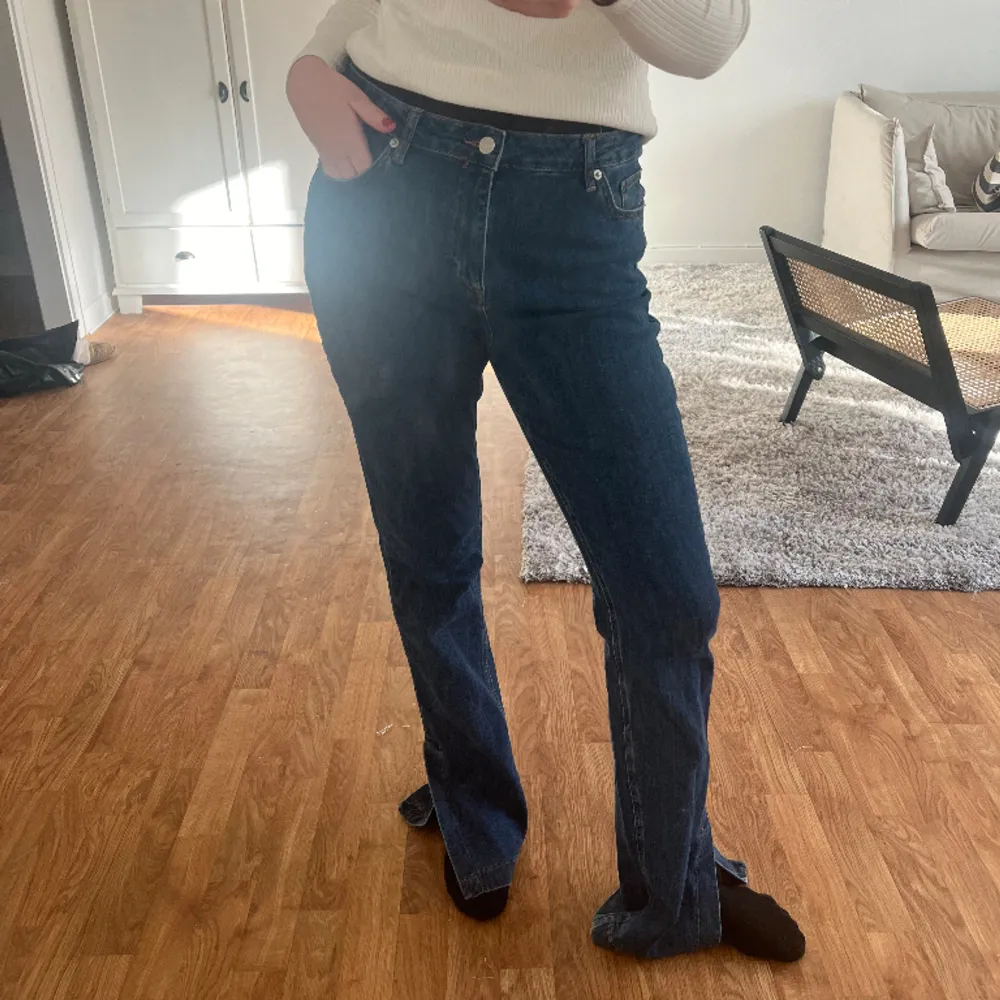 Säljer dessa fina blåa jeans i storlek 38 från NA-KD!   I super fint skick med en liten slits💙💙💙. Jeans & Byxor.