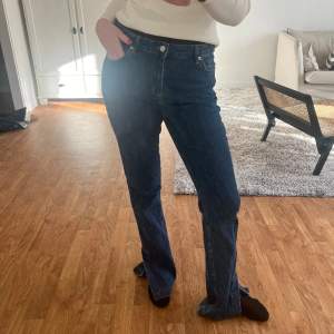 Säljer dessa fina blåa jeans i storlek 38 från NA-KD!   I super fint skick med en liten slits💙💙💙