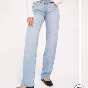 Jeansen är nästan helt nya, har knappt använt dom. Superfin färg. Nypris 1000kr men säljer för 400kr. Säljer pågrund av att de inte passar längre. Kan även skicka fler bilder 