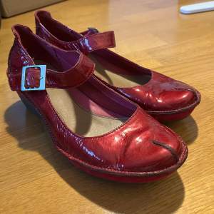 super söta rosa/röda skor. köpte på beyond retro för ungefär 300kr. sko storlek US 4 och passar nog EU35.5-36