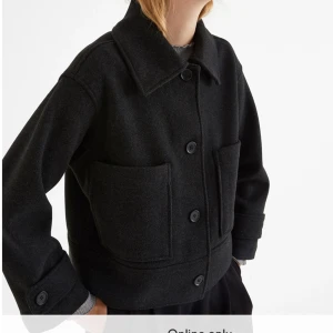 Kort kappa ifrån Kappahl  - En fin kortare kappa ifrån Kappahl. Har använt fåtal gånger. Säljer pågrund av att jag inte tycker den passar mig. Nypris 899kr men säker för 500kr då det är en fin jacka i fint skick. 