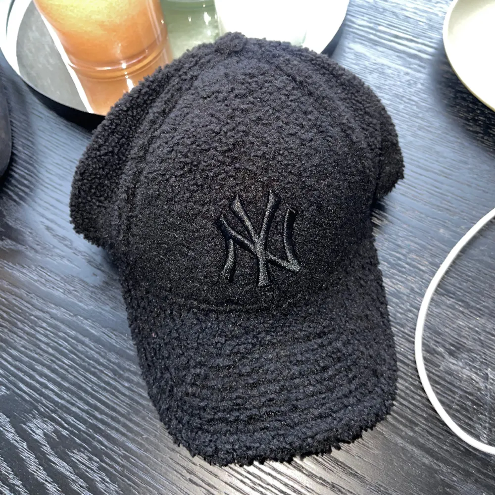 Säljer min helt oanvända keps i ”teddy” material från new era. Nypris 400. Asusteet.