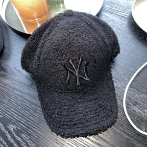 New era (teddy keps) - Säljer min helt oanvända keps i ”teddy” material från new era. Nypris 400