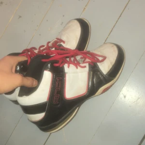 Jordan skor - Jordans, köpte dem på vintage store. Ganska använda. Passar bra i en samling.