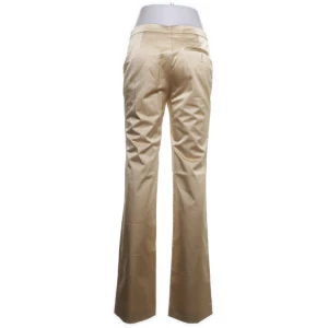 Guldiga byxor - Så fina guldiga byxor från märket Kookaï! Inga fel alls bara lite små på mig! Så fina lågmidjade och långa i benen!