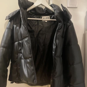 Jacka NAKD - Super snygg jacka från NAKD i skinn. Väldigt snålt använd så inga defekter. Storlek 34 vid intresse kan även skickas fler bilder. 